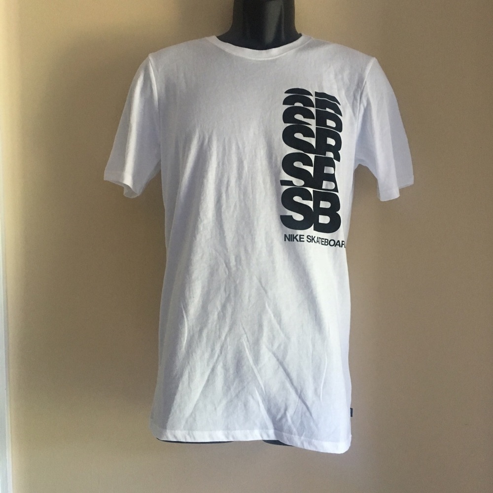 Mens Nike skateboarding tee shirt